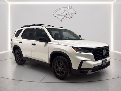 Used 2025 Honda Pilot TrailSport image 7