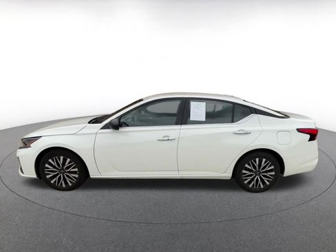 Used 2025 Nissan Altima 2.5 SV FWD image 9
