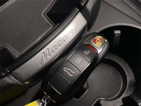 Used 2025 Porsche Macan image 43