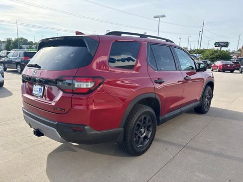Used 2025 Honda Pilot TrailSport image 5