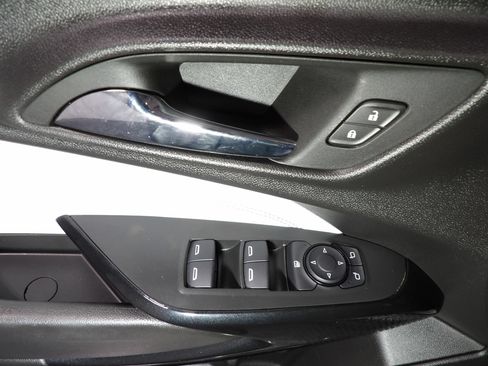 Used 2025 Chevrolet Trax LT w/ LT Convenience Package FWD image 8