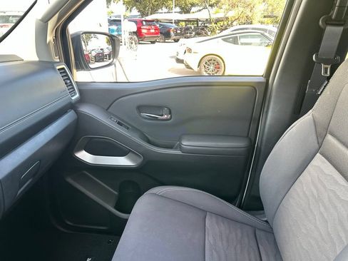 Used 2024 Nissan Frontier SV RWD image 5