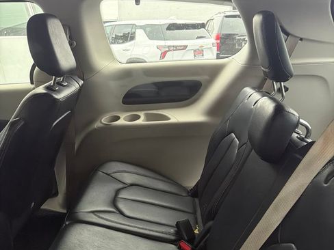 Used 2022 Chrysler Pacifica Touring-L FWD image 9