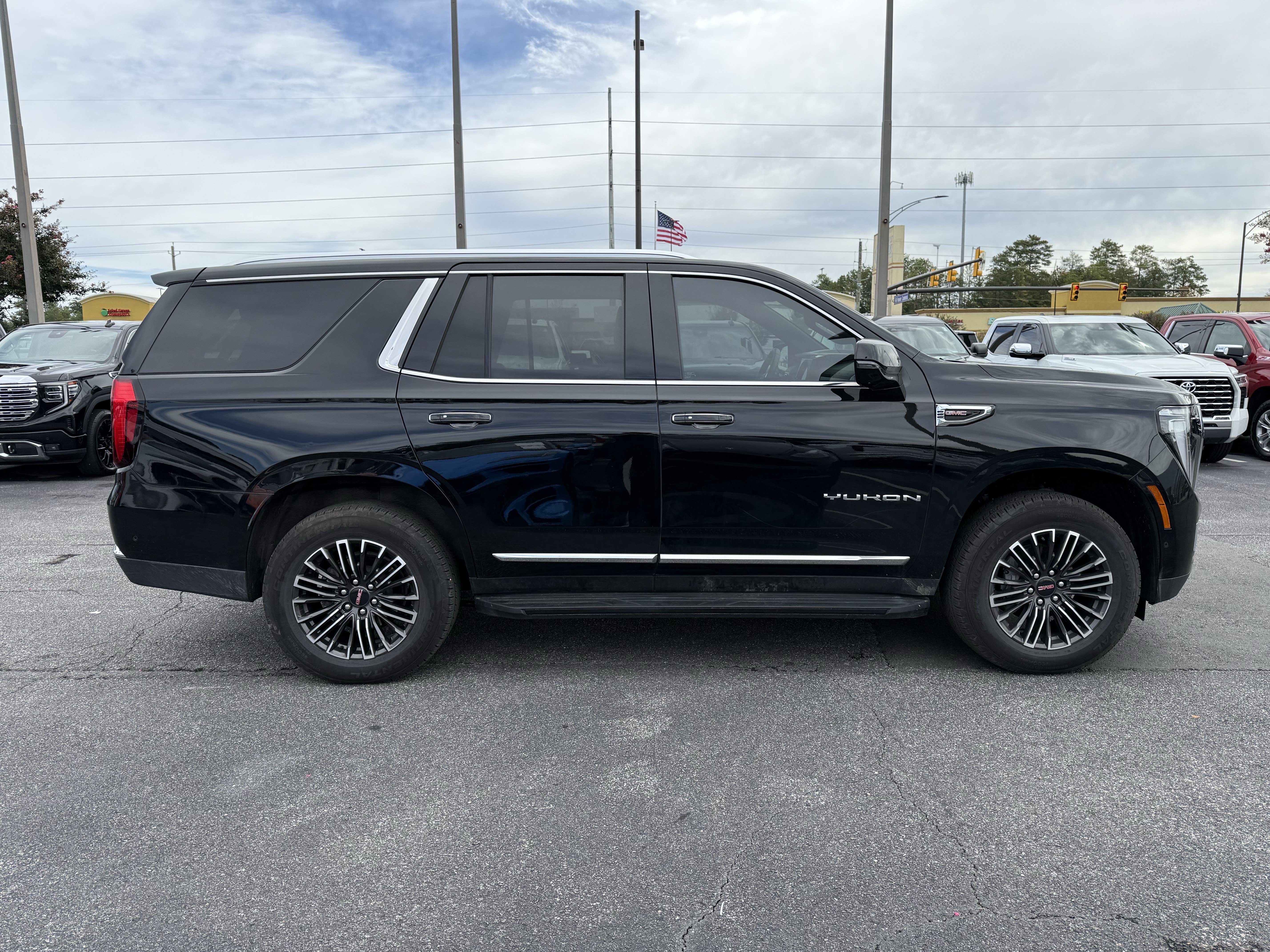 Used 2025 GMC Yukon Elevation AWD/4WD image 12