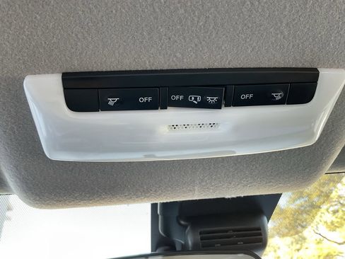 Used 2025 Nissan Versa SV image 27