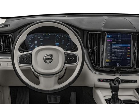 Used 2018 Volvo XC60 T5 Momentum w/ Vision Package AWD/4WD image 5