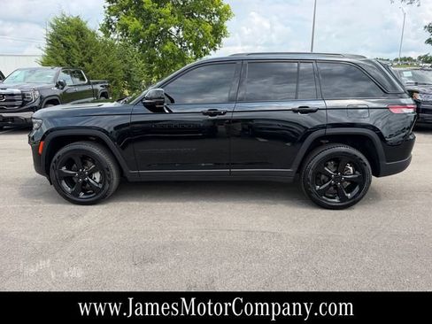 Used 2025 Jeep Grand Cherokee Limited w/ Luxury Tech Group II AWD/4WD image 12