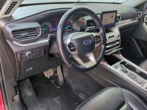 Used 2022 Ford Explorer XLT w/ Equipment Group 202A image 10