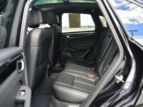 Certified 2026 Porsche Macan AWD/4WD image 13