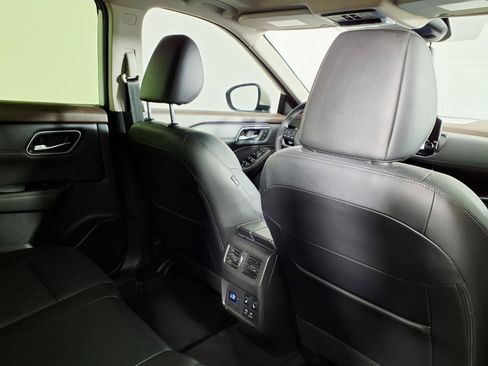 Used 2023 Nissan Rogue Platinum FWD image 11