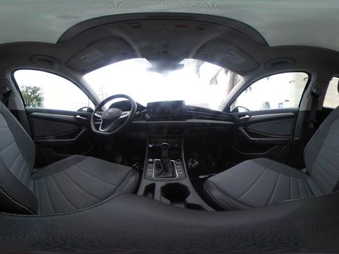 Used 2025 Volkswagen Jetta SE FWD image 43