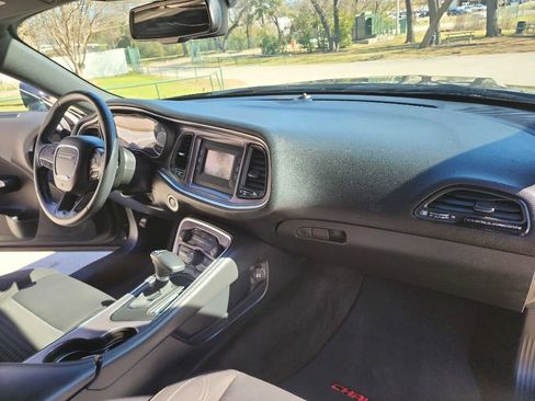 Used 2015 Dodge Challenger SXT image 28