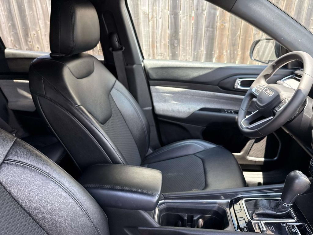 Used 2024 Jeep Compass Latitude AWD/4WD image 10