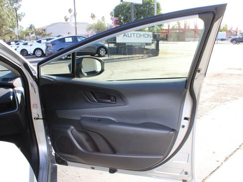 Used 2025 Toyota Prius LE FWD image 6