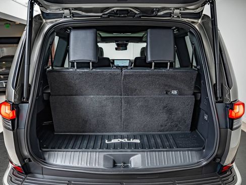 Used 2024 Lexus GX 550 w/ Accessory Package (Z1) AWD/4WD image 40