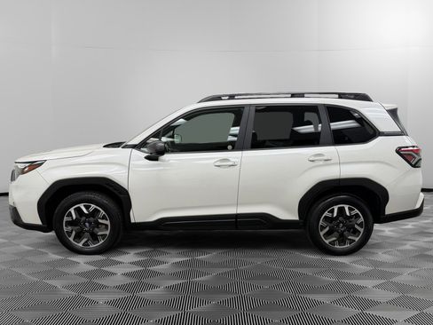 Used 2025 Subaru Forester Premium image 2