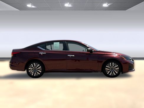 Used 2025 Nissan Altima 2.5 SV FWD image 8