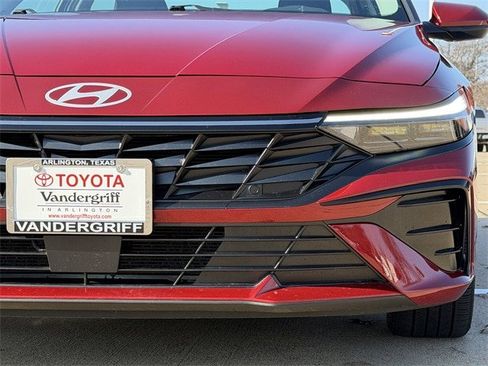 Used 2025 Hyundai Elantra SEL image 8