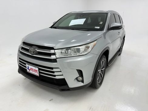 Used 2019 Toyota Highlander XLE FWD image 4