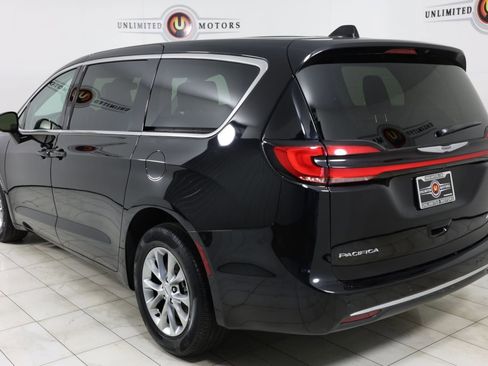 Used 2024 Chrysler Pacifica Touring-L AWD/4WD image 4