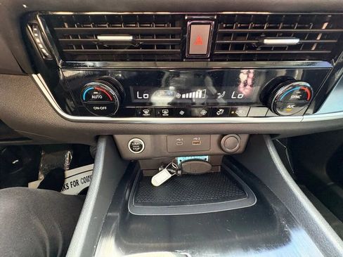 Used 2022 Nissan Rogue SV FWD image 25