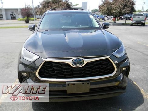 Used 2021 Toyota Highlander XLE AWD/4WD image 6