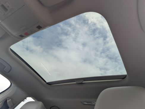 Used 2025 Volkswagen Jetta SE w/ Sunroof Package FWD image 14