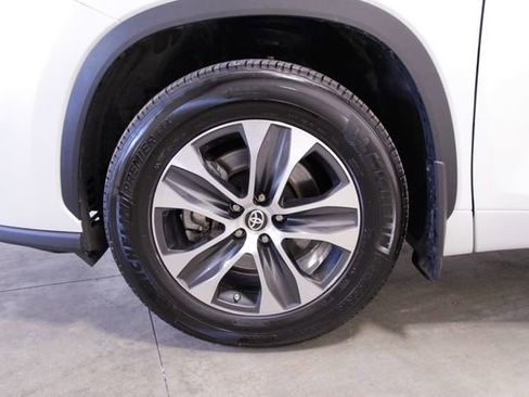 Used 2023 Toyota Highlander XLE image 10