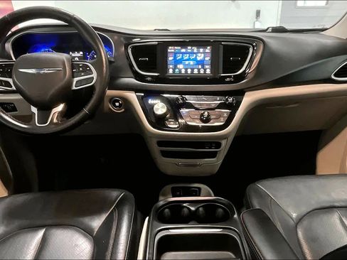Used 2020 Chrysler Pacifica Touring-L image 8