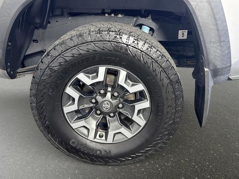 Used 2019 Toyota Tacoma TRD Off-Road w/ Technology Package AWD/4WD image 28