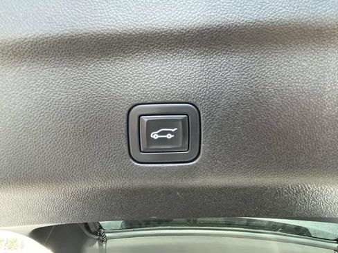 Used 2023 GMC Yukon XL Denali Ultimate AWD/4WD image 12