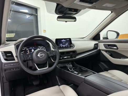 Used 2023 Nissan Rogue SV w/ SV Premium B Package FWD image 17