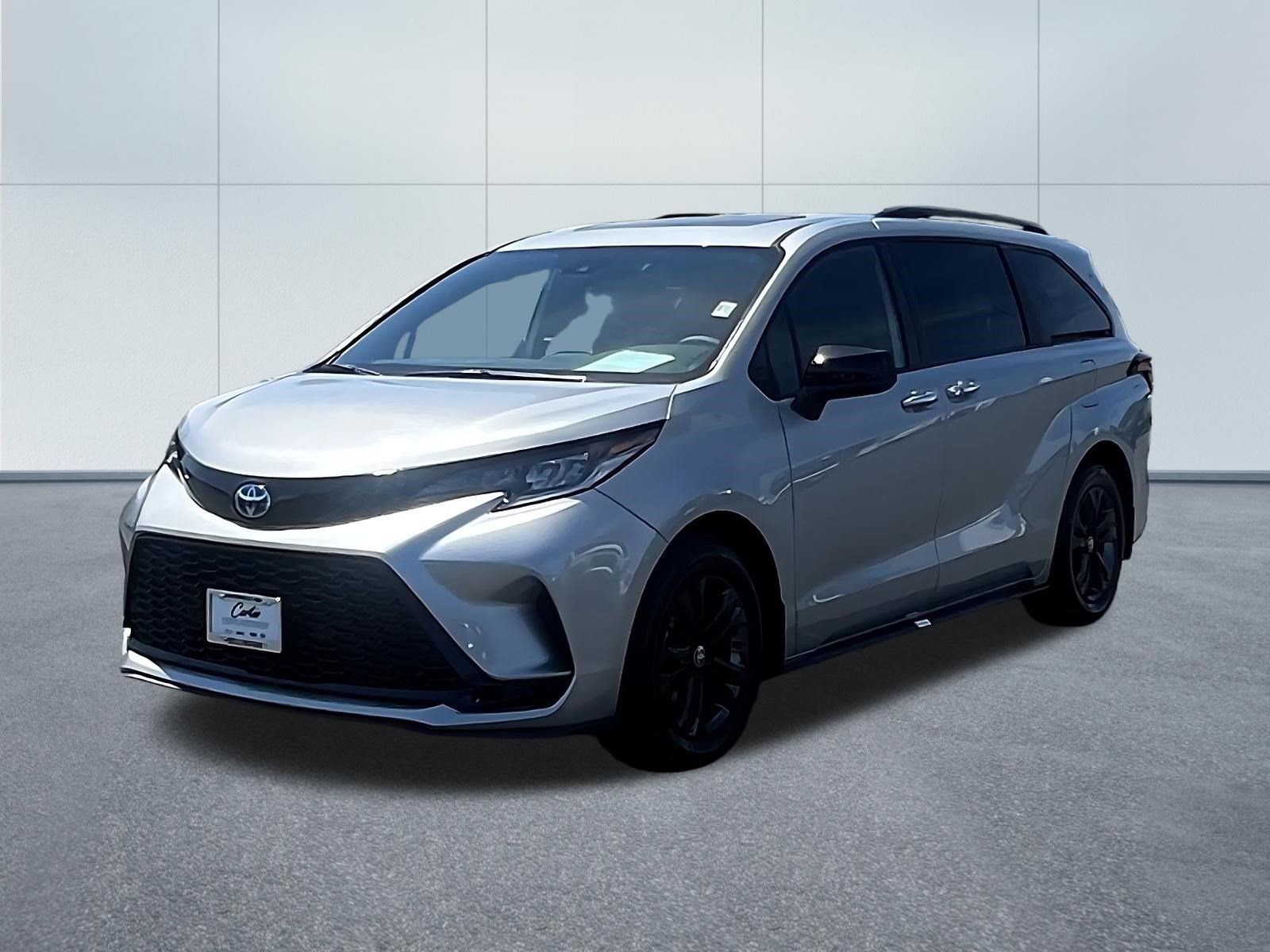 Used 2025 Toyota Sienna XSE AWD/4WD image 3
