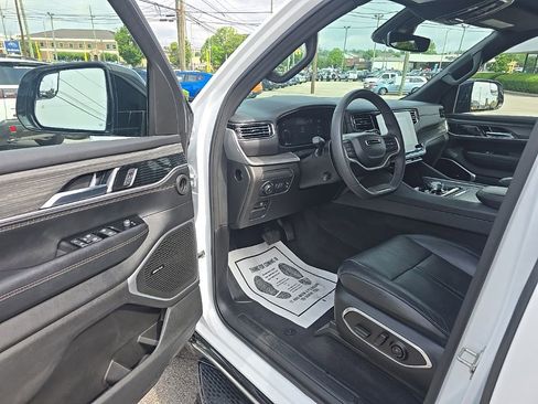 Used 2023 Jeep Wagoneer L Series II AWD/4WD image 12