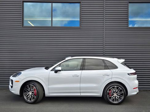 New 2026 Porsche Cayenne S image 2