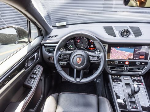 Certified 2026 Porsche Macan AWD/4WD image 12