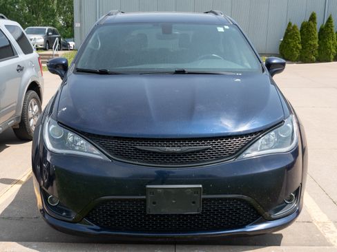 Used 2018 Chrysler Pacifica Touring Plus w/ S Appearance Package FWD image 3