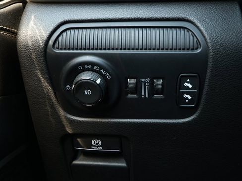 Used 2024 Jeep Wagoneer L Series II RWD image 15