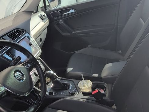 Used 2018 Volkswagen Tiguan SE w/ Panoramic Sunroof Package image 8