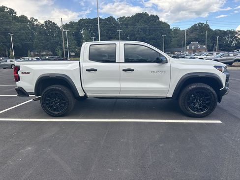 Used 2024 Chevrolet Colorado Trail Boss w/ Technology Package AWD/4WD image 9