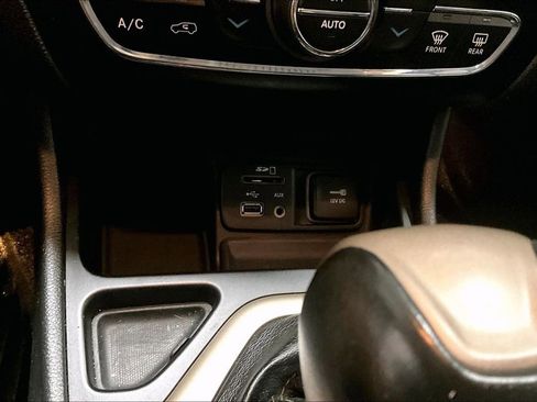 Used 2015 Jeep Cherokee Limited image 16