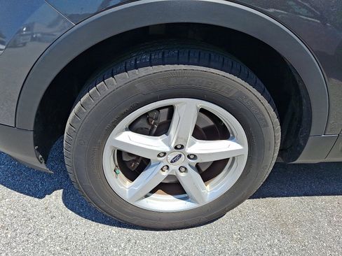 Used 2017 Ford Explorer XLT w/ Equipment Group 201A AWD/4WD image 4