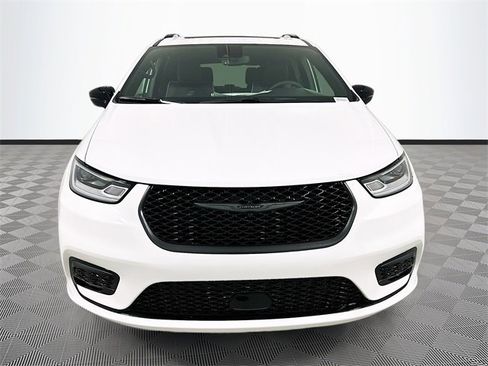 New 2026 Chrysler Pacifica Limited w/ S Appearance Package image 2