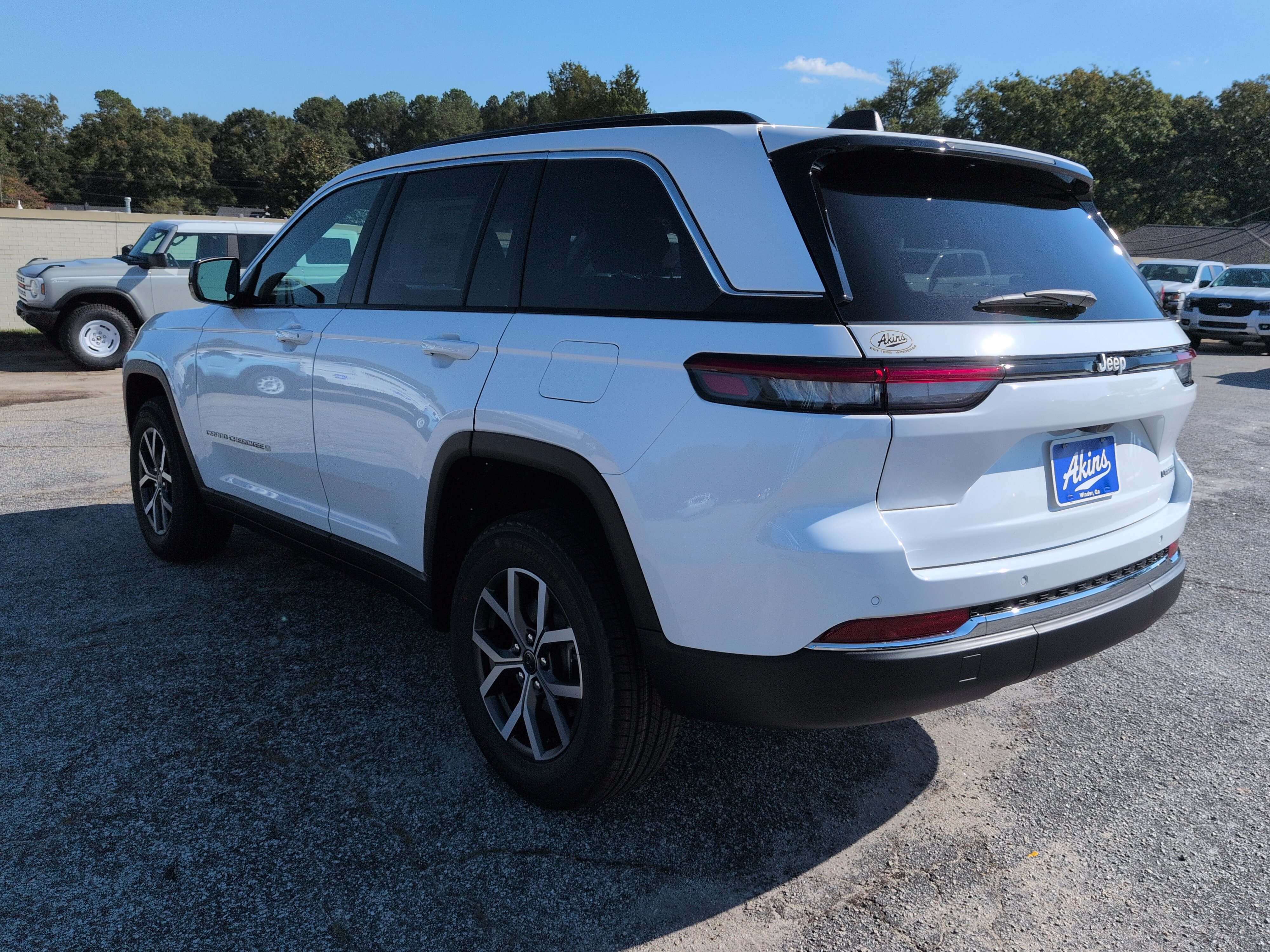 New 2027 Jeep Grand Cherokee Laredo RWD image 5