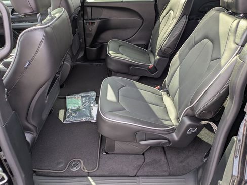 New 2026 Chrysler Pacifica Limited w/ S Appearance Package image 26