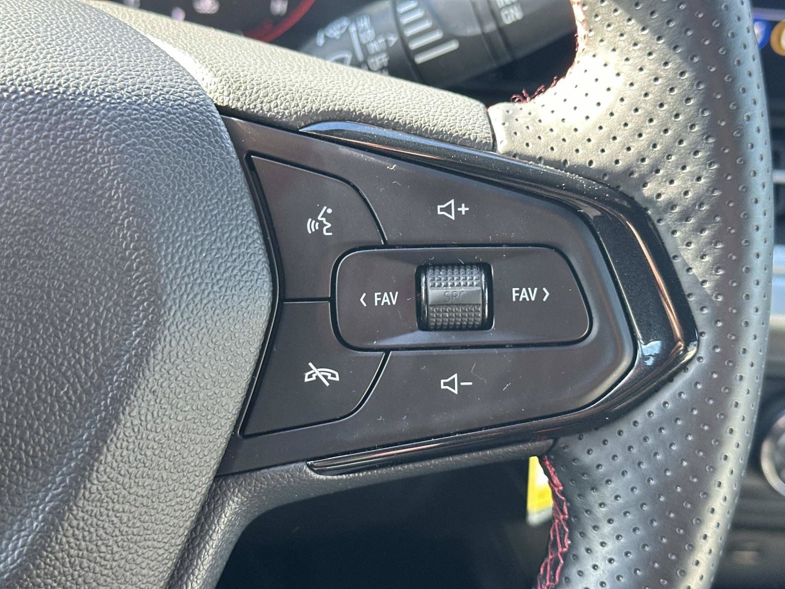 Used 2025 Chevrolet Trax RS w/ Driver Confidence Package FWD image 22