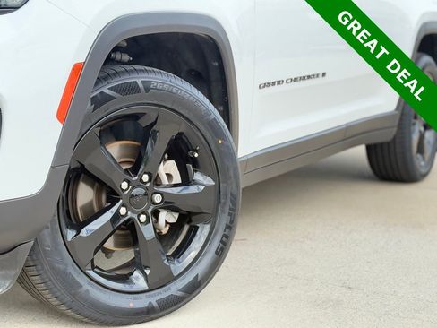 Used 2023 Jeep Grand Cherokee Altitude AWD/4WD image 12