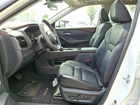 Used 2023 Nissan Rogue SV w/ SV Premium Package image 11