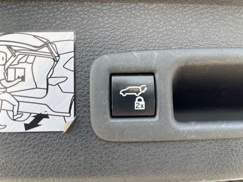 Used 2023 Toyota Sienna XSE image 11