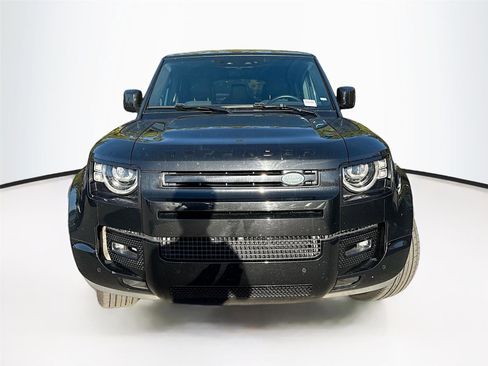 Used 2024 Land Rover Defender 130 X-Dynamic SE image 3